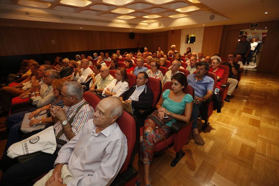 El historiador abarrotó el salón de actos de la ONCE en la apertura de un nuevo curso en el Aula de Cultura de IDEAL