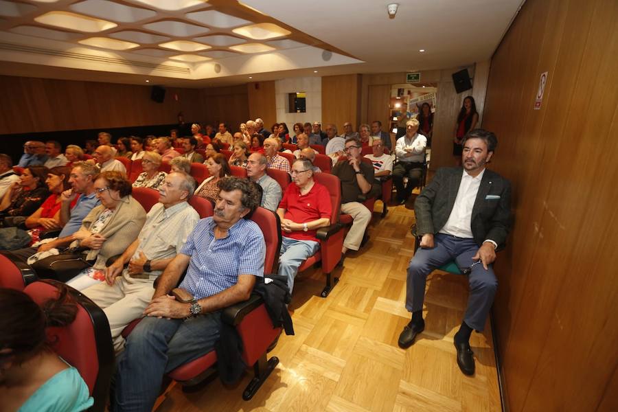 El historiador abarrotó el salón de actos de la ONCE en la apertura de un nuevo curso en el Aula de Cultura de IDEAL