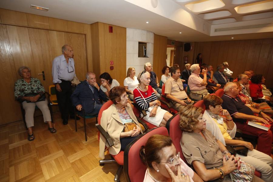 El historiador abarrotó el salón de actos de la ONCE en la apertura de un nuevo curso en el Aula de Cultura de IDEAL