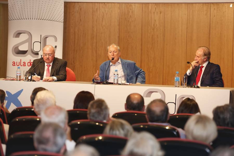 El historiador abarrotó el salón de actos de la ONCE en la apertura de un nuevo curso en el Aula de Cultura de IDEAL