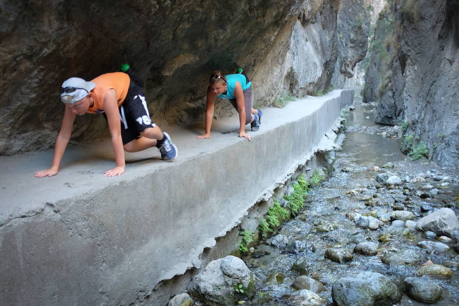 El impresionante desfiladero de Los Cahorros está situado a tan solo 2 kilómetros de Monachil y cuenta con una de las rutas más espectaculares de la provincia de Granada.