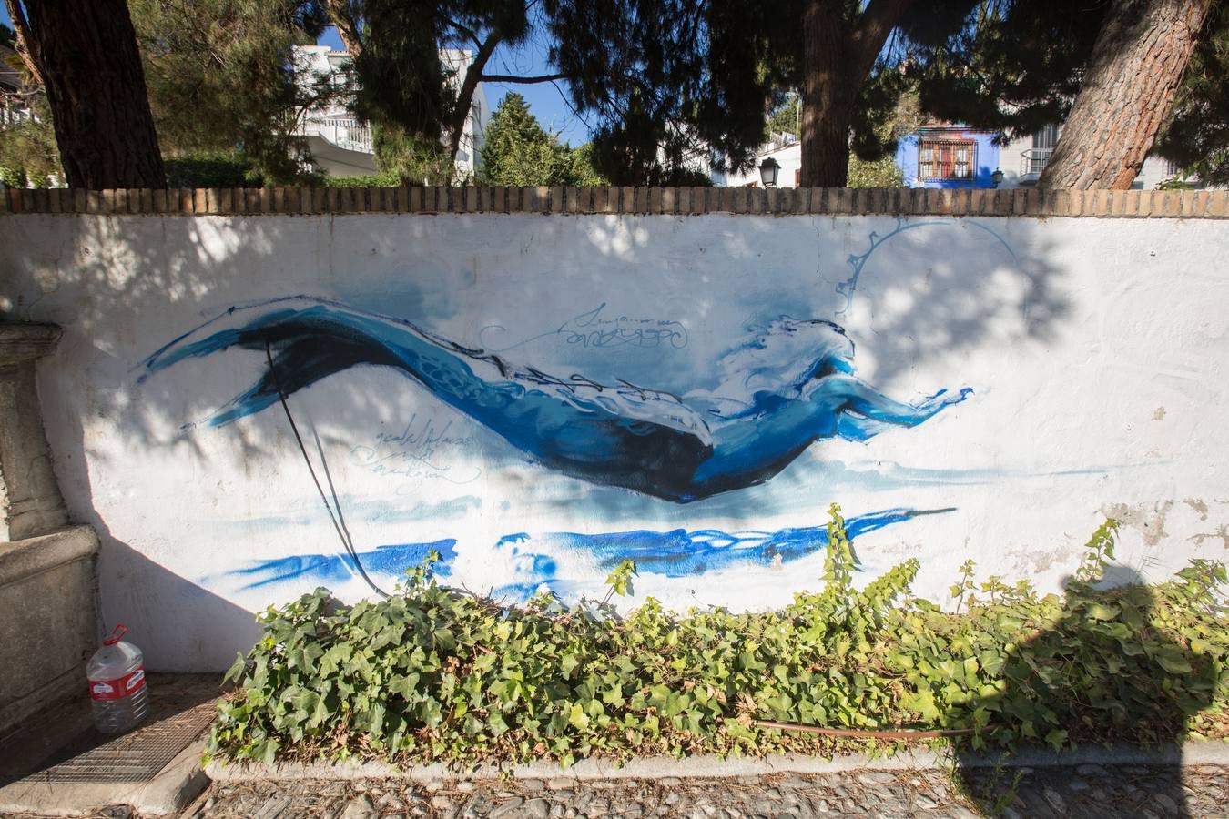 Una sirena azul ha aparecido en el muro del Pilar de la Cuesta de la Escoriaza y ha levantado la polémica entre algunos vecinos por «vulnerar el patrimonio histórico» e «infringir la normativa local que regula los grafitis en las zonas protegidas de la ciudad» como lo es el Realejo. Quien dio ayer la voz de alarma a través de Twitter fue la activista Mayte Martínez, quien acusó al artista granadino el Niño de las Pinturas de cometer «un acto vandálico» a pesar de pintar «verdaderas obras de arte».