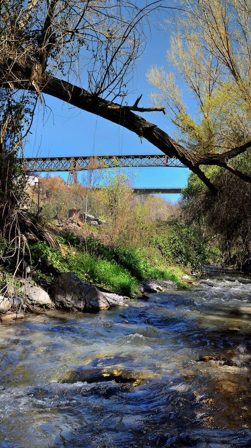 El sendero visita este antiguo puente metálico, que fué trasladado desde el pueblo de Gor. 