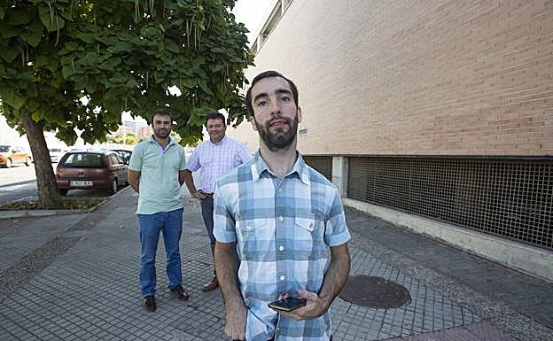 Calos Cobos junto a los tutores de su proyecto, Alberto Guillén y Nicolás Marín.