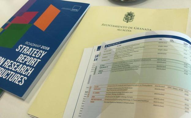 El documento, en la reunión del pasado miércoles. 