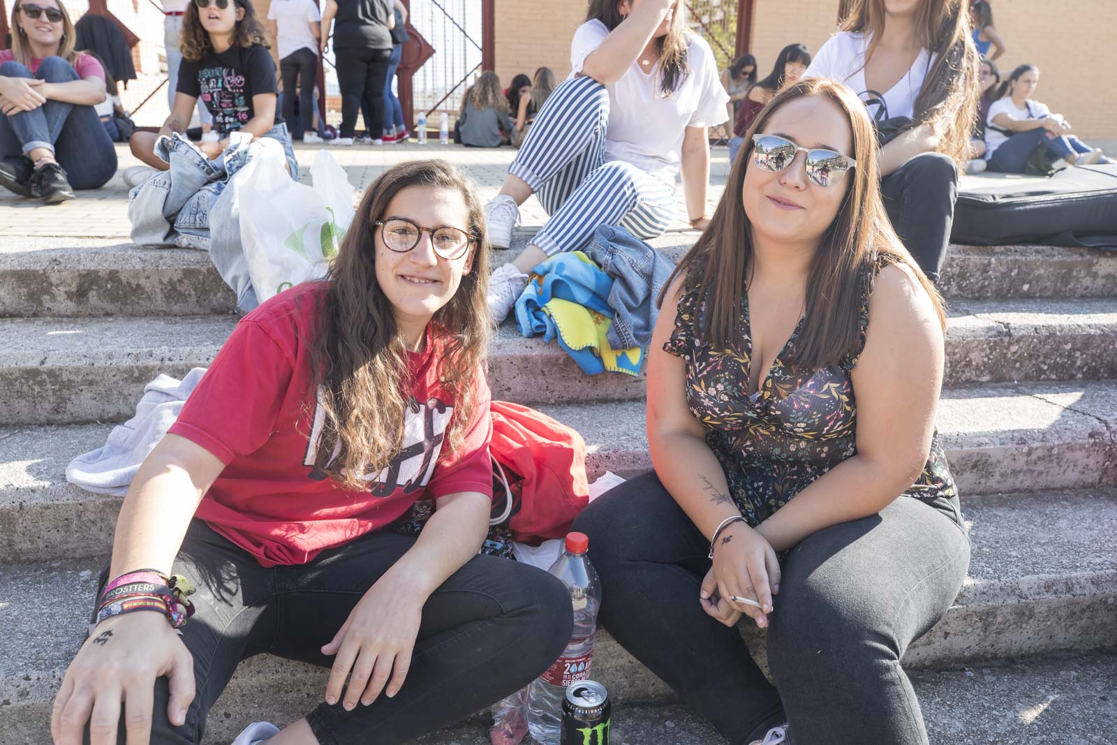 Decenas de jóvenes se dan cita en los accesos del Palacio de Deportes