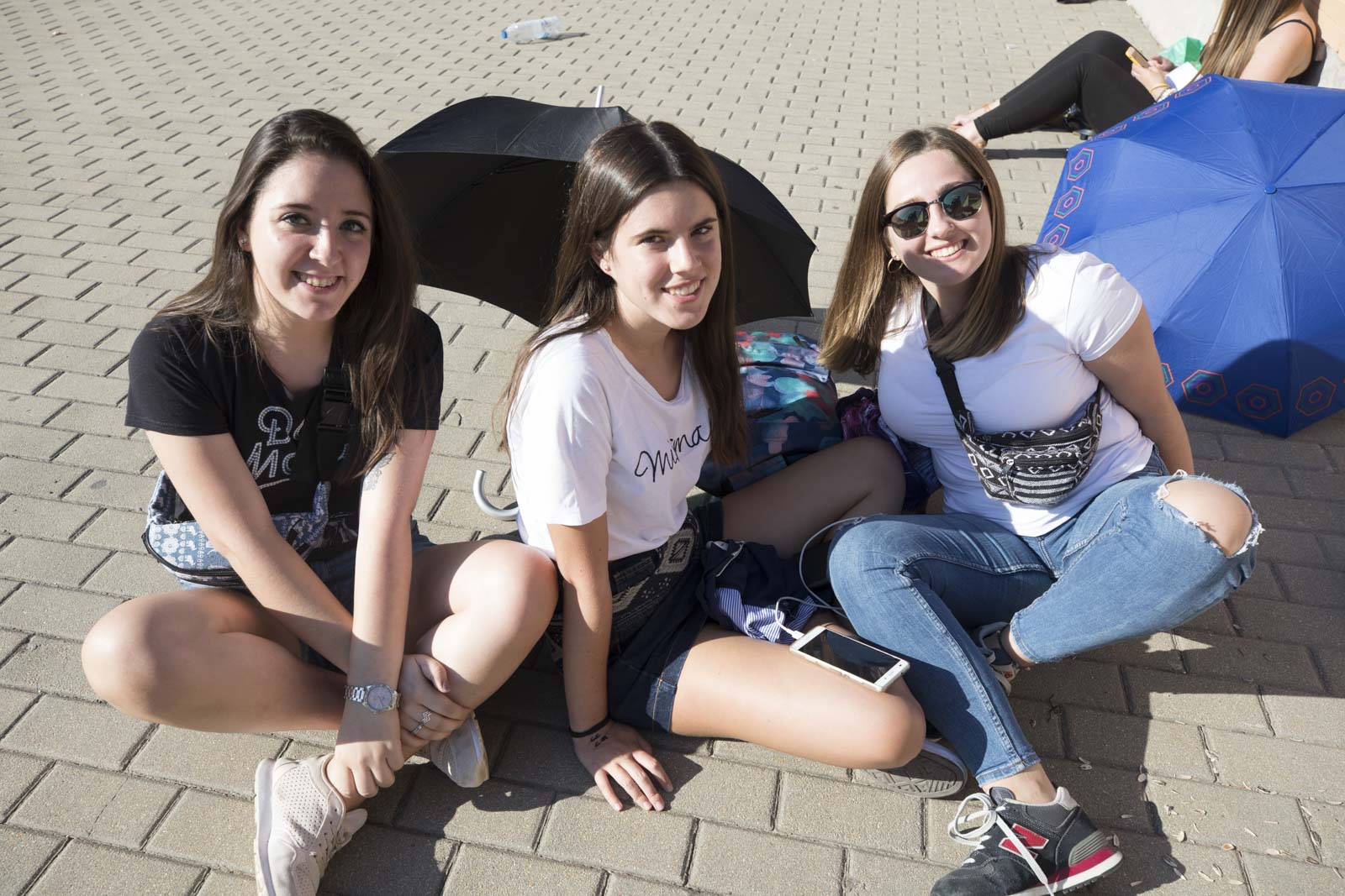 Decenas de jóvenes se dan cita en los accesos del Palacio de Deportes