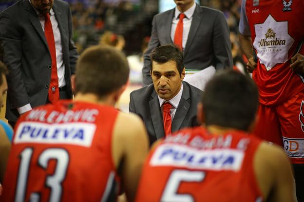 Pablo Pin, entrenador del Covirán, da instrucciones a los suyos durante la pasada temporada.
