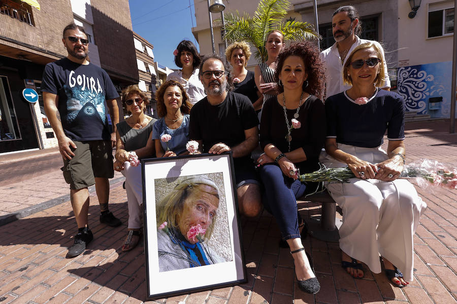 Antonio Bueno, con elretrato de 'La Juanita'', posa con los amigos que hicieron 'The Show' y han logrado que se le dedique una calle a este mítico personaje. 