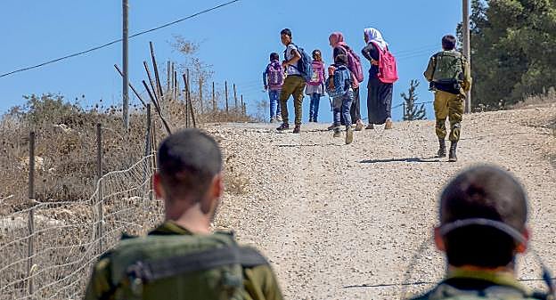 A la escuela con escolta