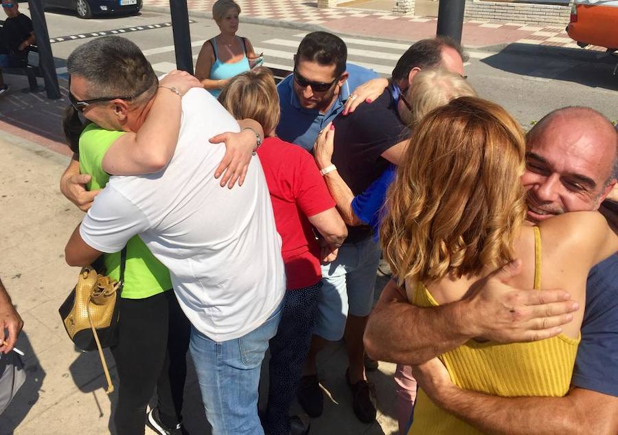 Miembros del GRITO y vecinos celebrando el pasado martes en la calle la independencia. :: 