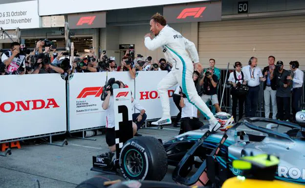 Lewis Hamilton celebra el triunfo en Japón. 