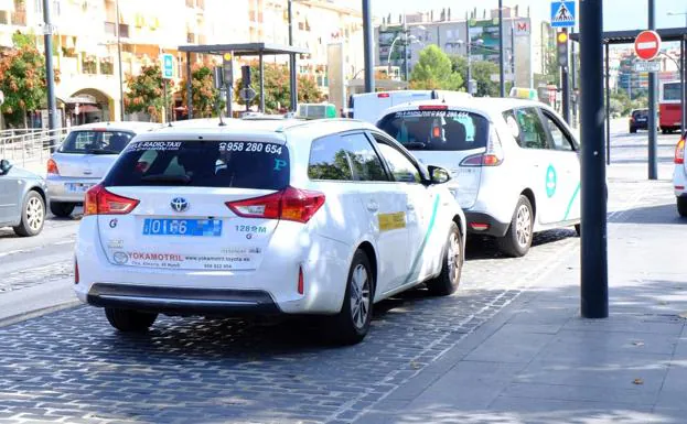 Un taxi con matrícula azul frente a la estación de autobuses de Granada.