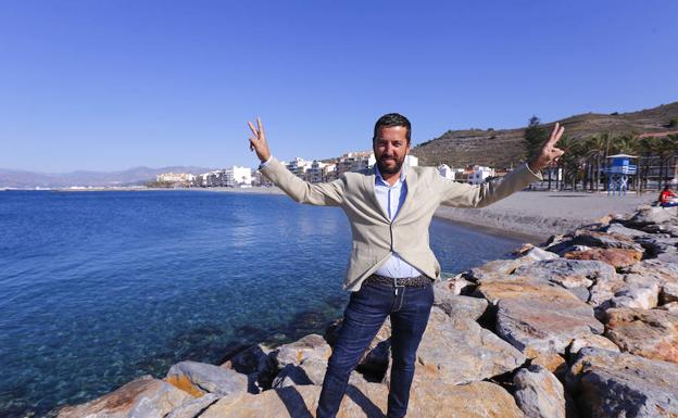 Plácido José Lara, feliz por conseguir la segregación de Torrenueva, posa para IDEAL en uno de los espigones de la playa.