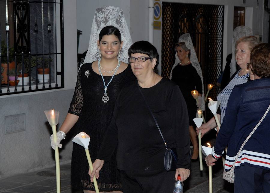 Es costumbre que un grupo de personas acompañado por música de cuerda salga a medianoche para realizar por las calles del pueblo los cantos de alborada