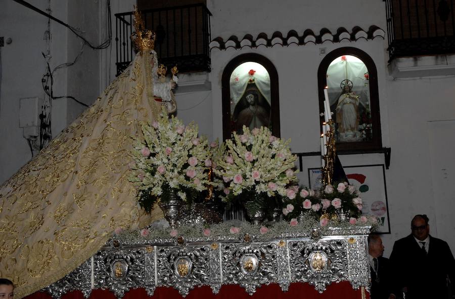 Es costumbre que un grupo de personas acompañado por música de cuerda salga a medianoche para realizar por las calles del pueblo los cantos de alborada