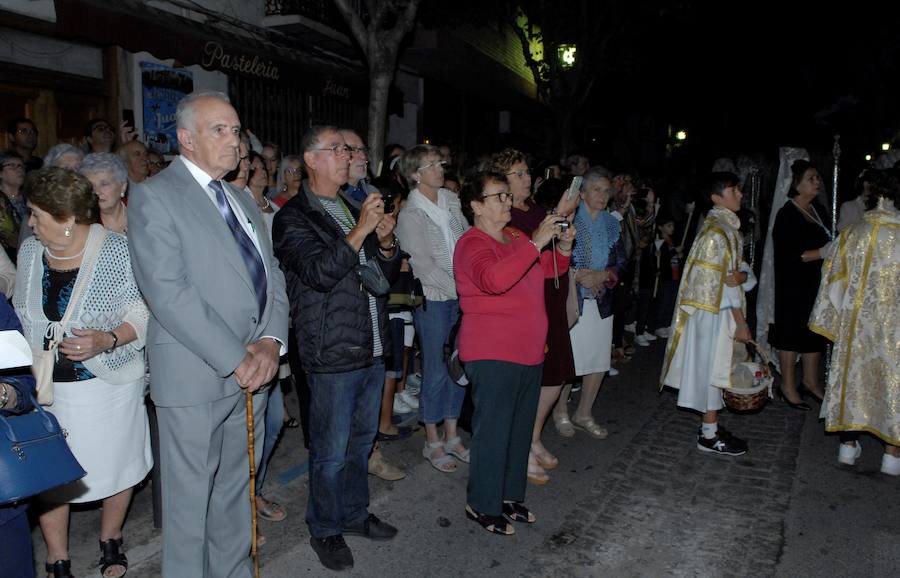 Es costumbre que un grupo de personas acompañado por música de cuerda salga a medianoche para realizar por las calles del pueblo los cantos de alborada