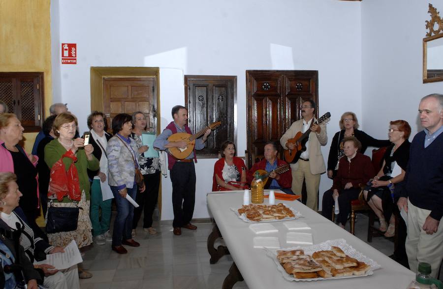 Es costumbre que un grupo de personas acompañado por música de cuerda salga a medianoche para realizar por las calles del pueblo los cantos de alborada