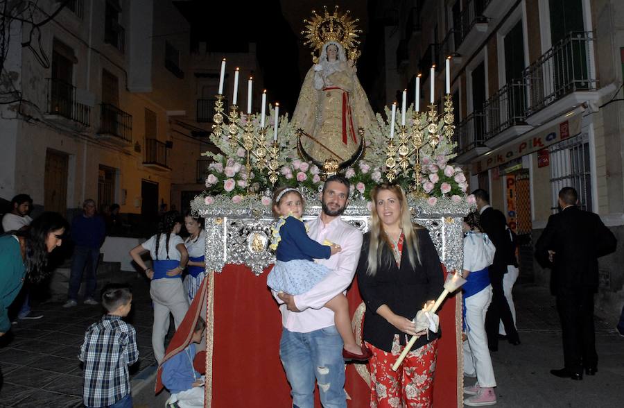 Es costumbre que un grupo de personas acompañado por música de cuerda salga a medianoche para realizar por las calles del pueblo los cantos de alborada