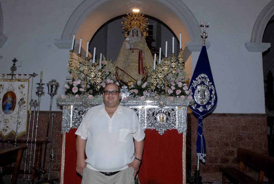 Es costumbre que un grupo de personas acompañado por música de cuerda salga a medianoche para realizar por las calles del pueblo los cantos de alborada