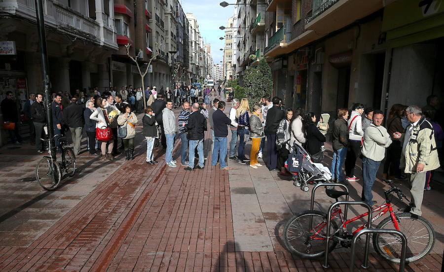 Fila de desempleados ante las oficinas del INEM.