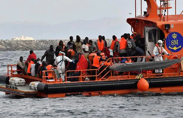 Un grupo de migrantes a su llegada a puerto ayer. 