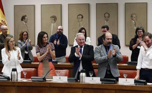 El escritor Damián Alcolea llora en el Congreso, aplaudido por la reina Letizia y Ana Pastor entre otras personalidades. 