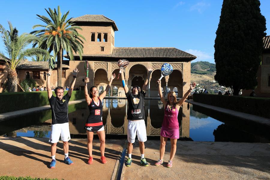 El alcalde de Granada, Francisco Cuenca, ha asistido a la fotografía oficial de promoción del World Padel Tour Granada Open 2018, junto con miembros de la organización y algunos de los participantes