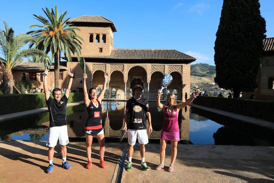 El alcalde de Granada, Francisco Cuenca, ha asistido a la fotografía oficial de promoción del World Padel Tour Granada Open 2018, junto con miembros de la organización y algunos de los participantes