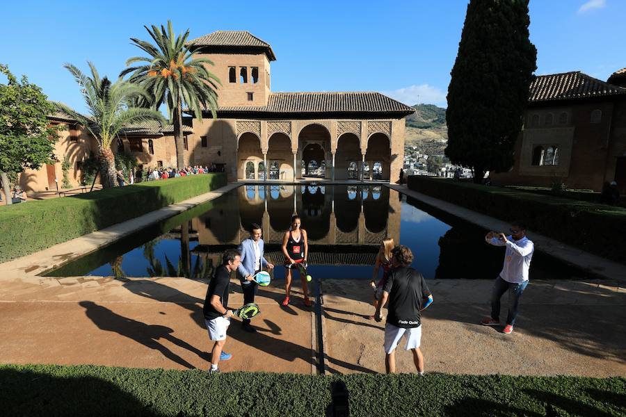 El alcalde de Granada, Francisco Cuenca, ha asistido a la fotografía oficial de promoción del World Padel Tour Granada Open 2018, junto con miembros de la organización y algunos de los participantes