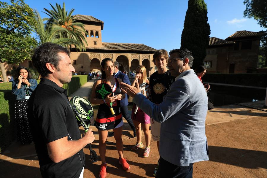 El alcalde de Granada, Francisco Cuenca, ha asistido a la fotografía oficial de promoción del World Padel Tour Granada Open 2018, junto con miembros de la organización y algunos de los participantes