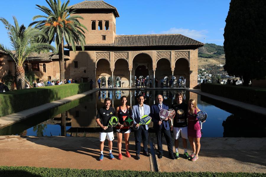 El alcalde de Granada, Francisco Cuenca, ha asistido a la fotografía oficial de promoción del World Padel Tour Granada Open 2018, junto con miembros de la organización y algunos de los participantes