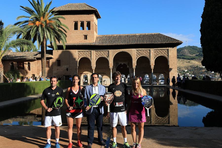 El alcalde de Granada, Francisco Cuenca, ha asistido a la fotografía oficial de promoción del World Padel Tour Granada Open 2018, junto con miembros de la organización y algunos de los participantes