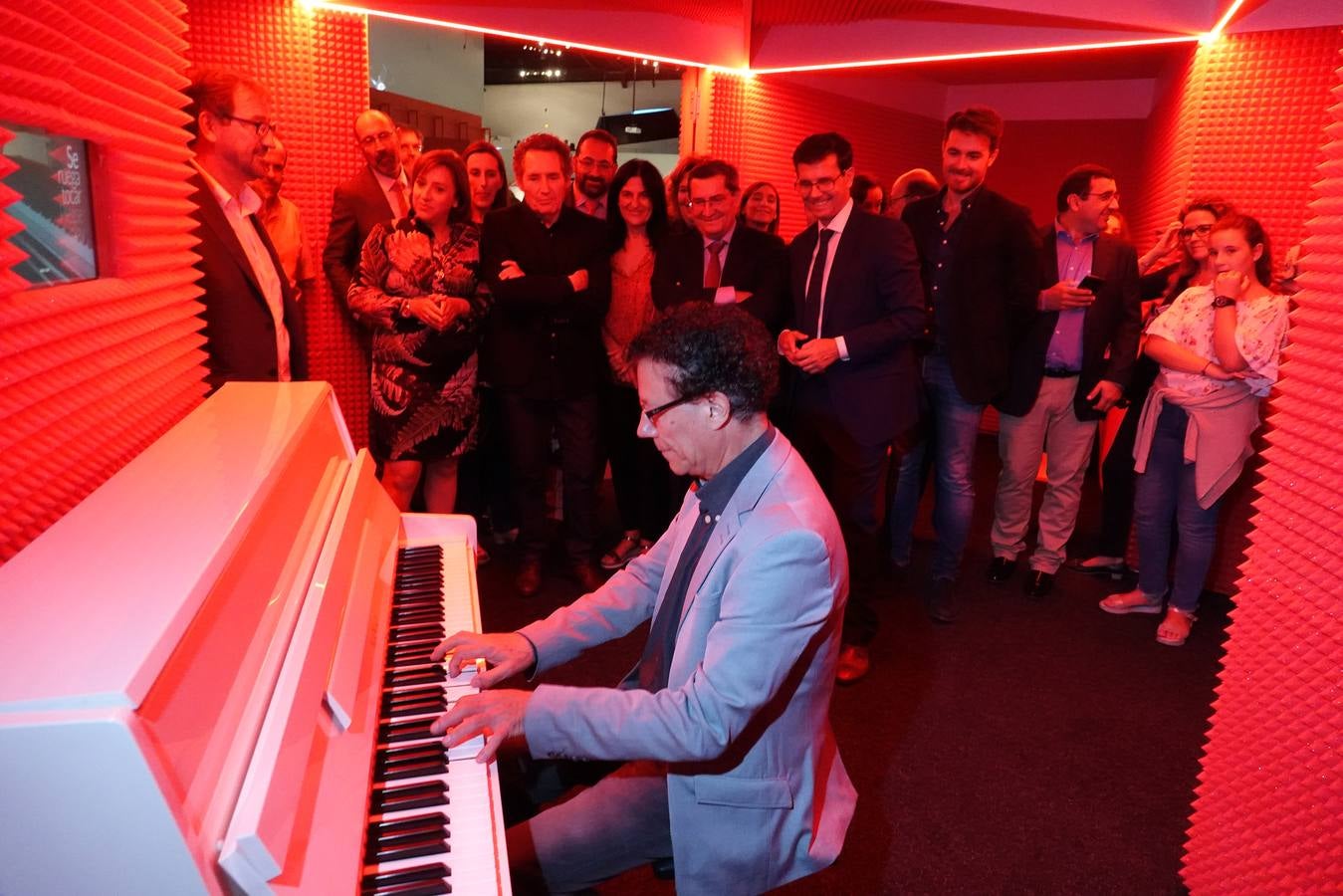 La muestra, inaugurada ayer, supone un acercamiento a la música en su conjunto, desde la raíz del sonido hasta las diversas formas en las que el ser humano lo ha desarrollado y la trama de sensaciones que provoca en él cuando alcanza el oído