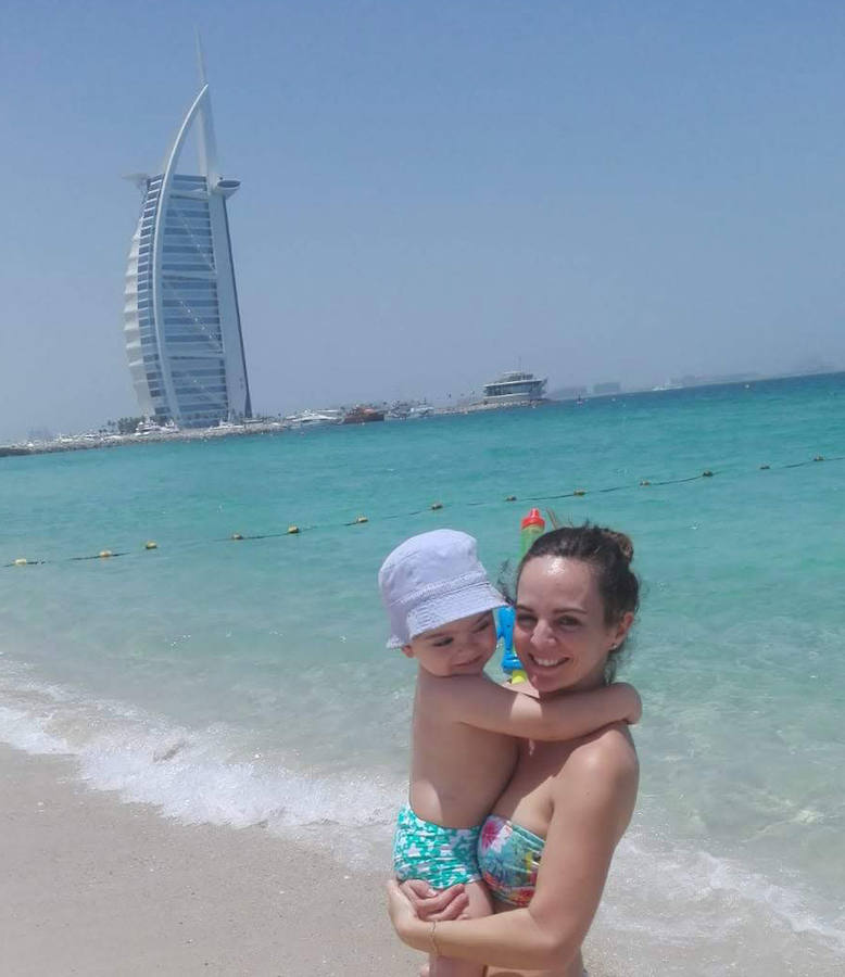 Marta, con su hijo en Dubai.