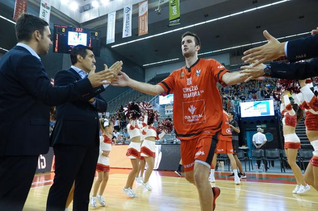 Joan Pardina saluda a los miembros del cuerpo técnico antes del partido ante Ourense.