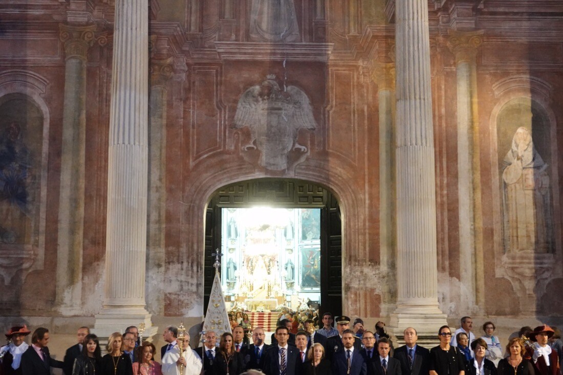 Tras la celebración del acto, se realizó la entrega de la 'Granada de Oro' de la ciudad a la Virgen del Rosario, una distinción otorgada por el Pleno del Ayuntamiento el pasado 2017