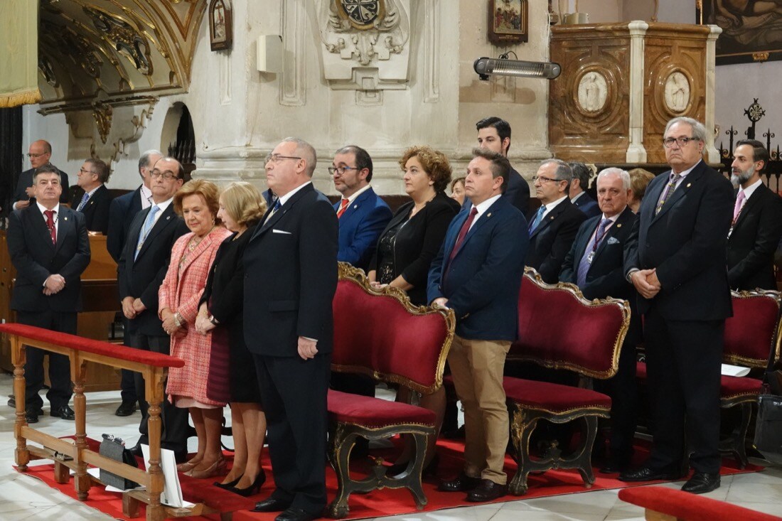 Tras la celebración del acto, se realizó la entrega de la 'Granada de Oro' de la ciudad a la Virgen del Rosario, una distinción otorgada por el Pleno del Ayuntamiento el pasado 2017