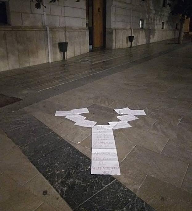 Árbol de papel en la Plaza del Carmen.