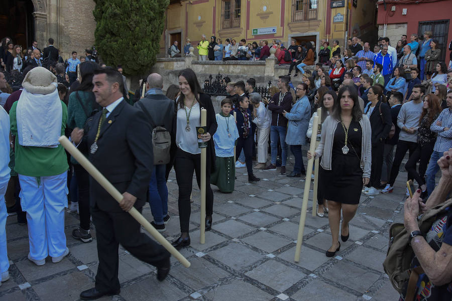 Faltaban escasos minutos para las tres de la tarde cuando la dolorosa que hace trescientos años tallara Risueño llegaba al altar donde será coronada canónicamente la mañana de este sábado 13 de octubre