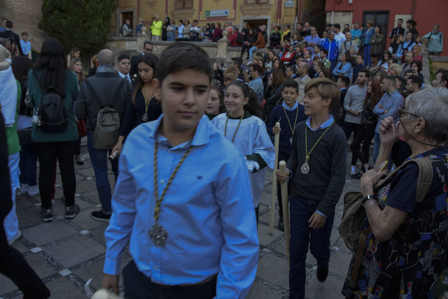 Faltaban escasos minutos para las tres de la tarde cuando la dolorosa que hace trescientos años tallara Risueño llegaba al altar donde será coronada canónicamente la mañana de este sábado 13 de octubre