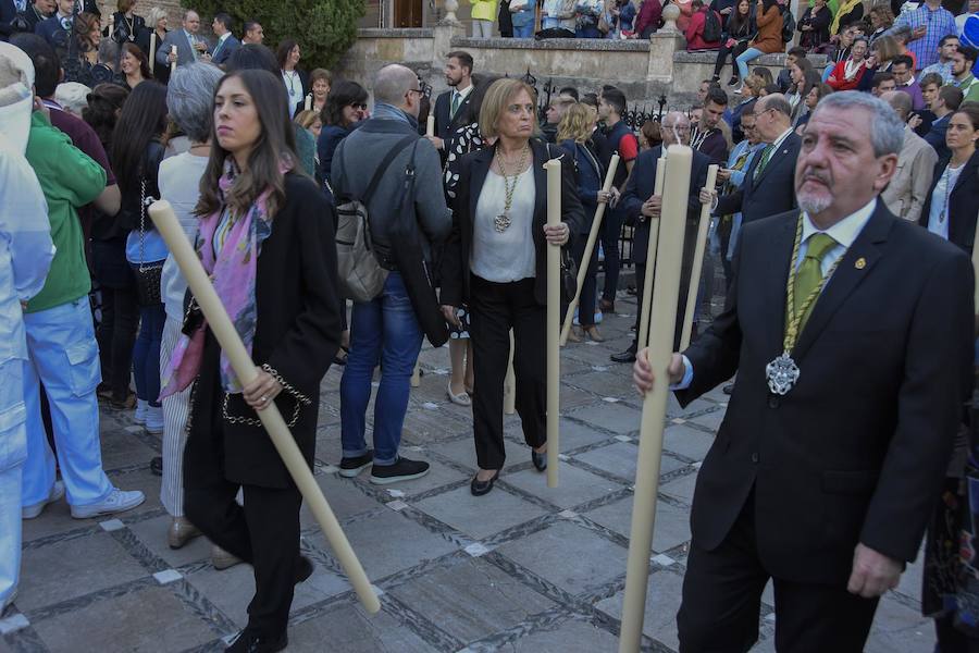 Faltaban escasos minutos para las tres de la tarde cuando la dolorosa que hace trescientos años tallara Risueño llegaba al altar donde será coronada canónicamente la mañana de este sábado 13 de octubre