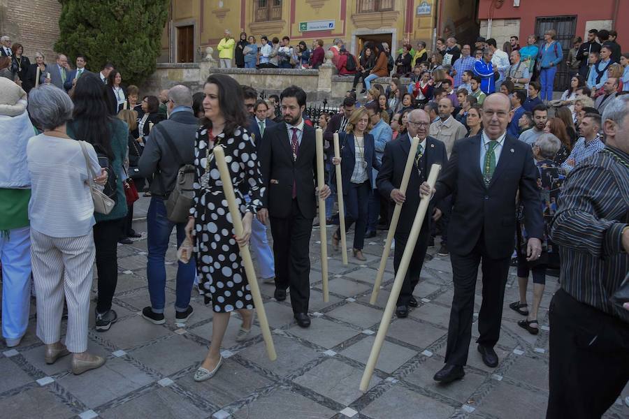 Faltaban escasos minutos para las tres de la tarde cuando la dolorosa que hace trescientos años tallara Risueño llegaba al altar donde será coronada canónicamente la mañana de este sábado 13 de octubre