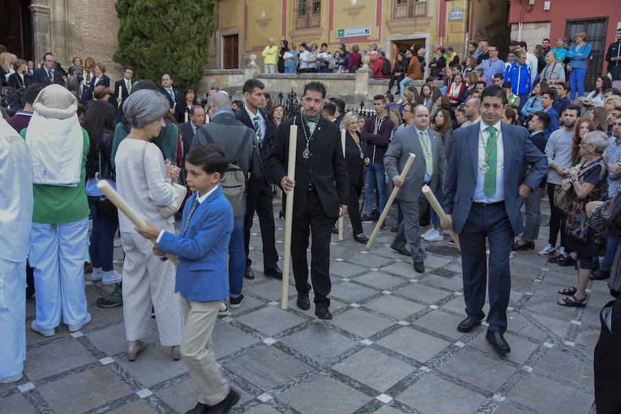 Faltaban escasos minutos para las tres de la tarde cuando la dolorosa que hace trescientos años tallara Risueño llegaba al altar donde será coronada canónicamente la mañana de este sábado 13 de octubre