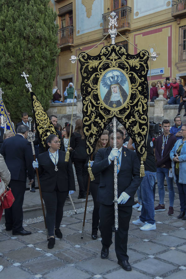 Faltaban escasos minutos para las tres de la tarde cuando la dolorosa que hace trescientos años tallara Risueño llegaba al altar donde será coronada canónicamente la mañana de este sábado 13 de octubre