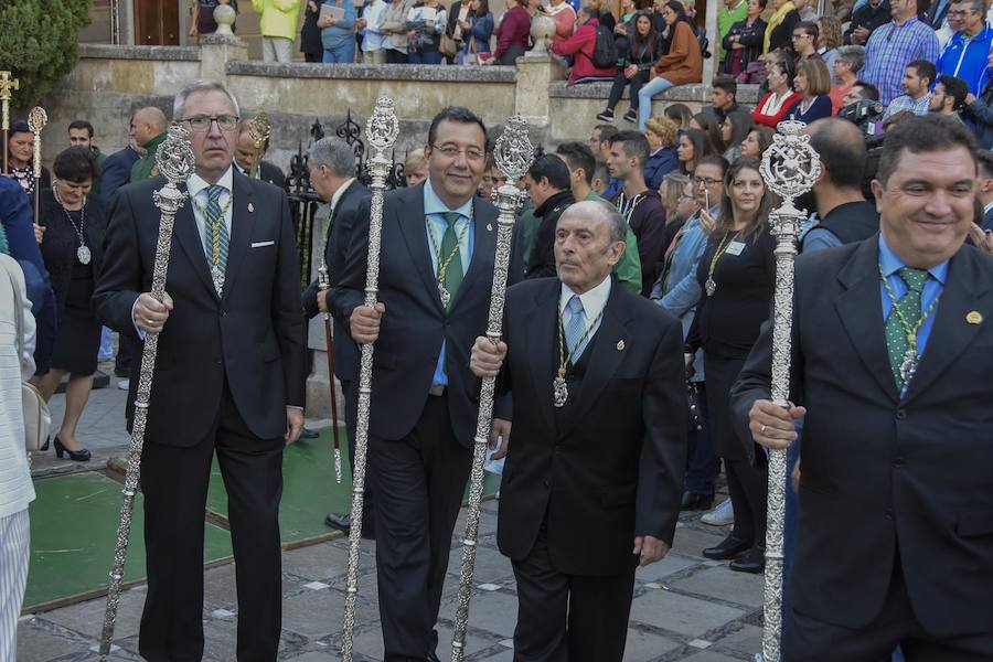 Faltaban escasos minutos para las tres de la tarde cuando la dolorosa que hace trescientos años tallara Risueño llegaba al altar donde será coronada canónicamente la mañana de este sábado 13 de octubre