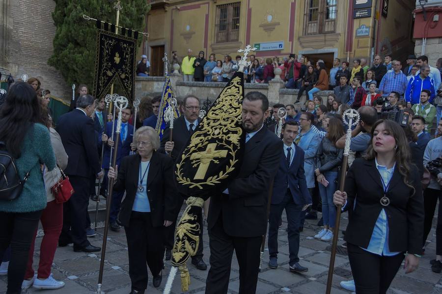 Faltaban escasos minutos para las tres de la tarde cuando la dolorosa que hace trescientos años tallara Risueño llegaba al altar donde será coronada canónicamente la mañana de este sábado 13 de octubre