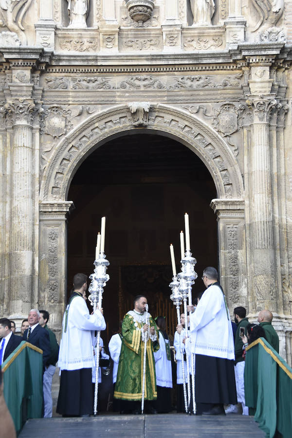 Faltaban escasos minutos para las tres de la tarde cuando la dolorosa que hace trescientos años tallara Risueño llegaba al altar donde será coronada canónicamente la mañana de este sábado 13 de octubre