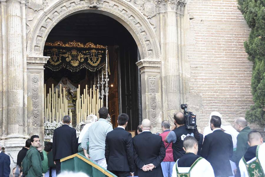 Faltaban escasos minutos para las tres de la tarde cuando la dolorosa que hace trescientos años tallara Risueño llegaba al altar donde será coronada canónicamente la mañana de este sábado 13 de octubre