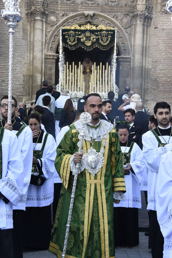 Faltaban escasos minutos para las tres de la tarde cuando la dolorosa que hace trescientos años tallara Risueño llegaba al altar donde será coronada canónicamente la mañana de este sábado 13 de octubre